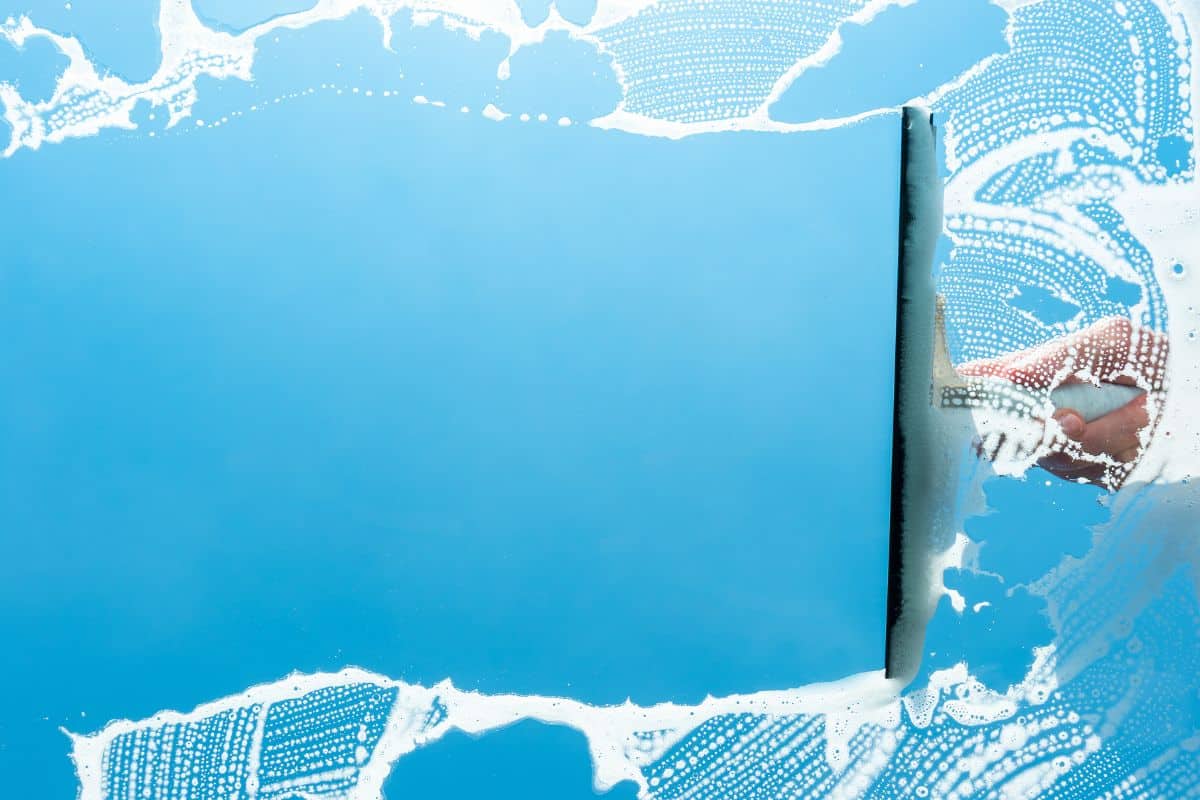 Jakie produkty wybrać do mycia okien w domu i w firmie?