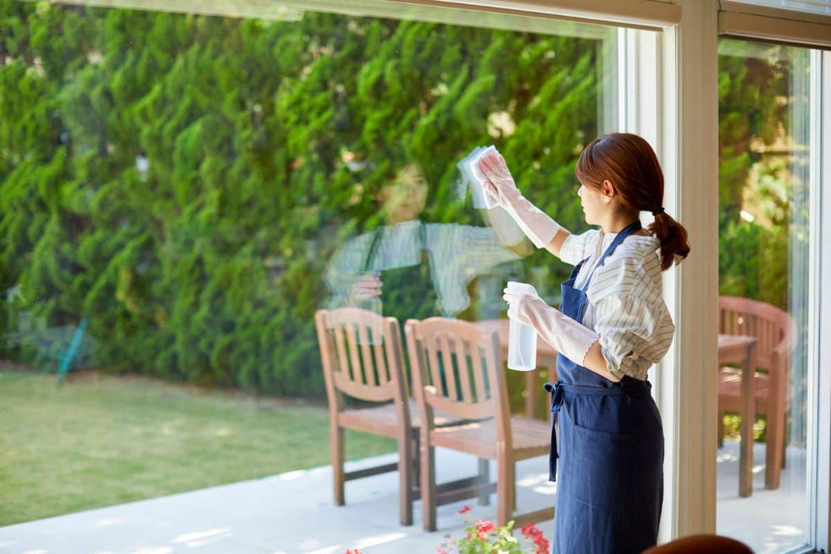 Jakie produkty wybrać do mycia okien w domu i w firmie?