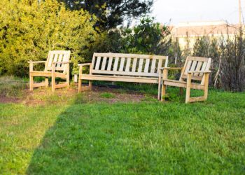 Ławki ogrodowe: Jak wybrać idealną dla Twojej przestrzeni? AKORD