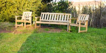 Ławki ogrodowe: Jak wybrać idealną dla Twojej przestrzeni? AKORD
