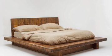 drewniane łóżko lewitujące